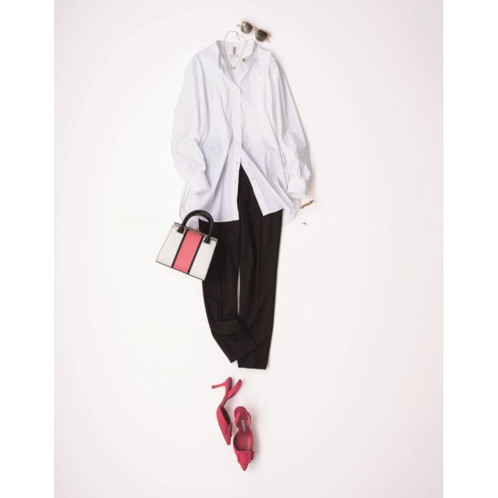 コットンのバンドカラーシャツ(トレメッツォ〈バグッタ〉)、パンツ(Theory)、サングラス(グローブスペックス エージェント〈アーレム〉)、ネックレス・バングル・リング(フレッド)、バッグ(セラピアン 阪急うめだ本店)、靴(ブルーベル・ジャパン〈マノロ ブラニク〉) 撮影/佐藤 彩 BY:『Precious7月号』小学館、2020年
