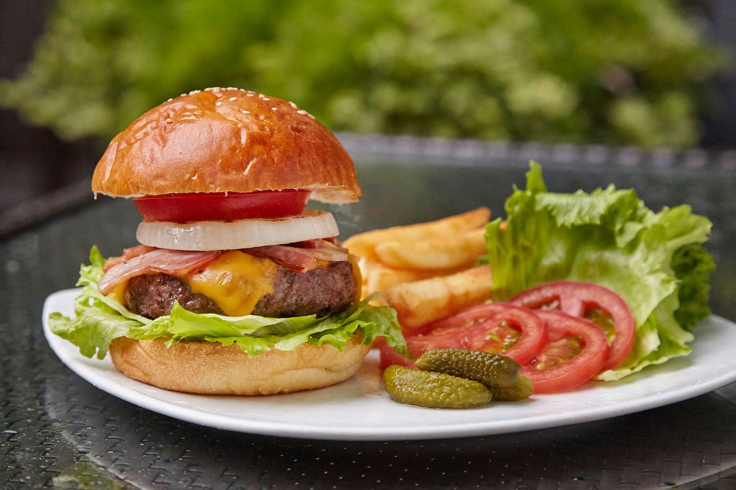 「ビーフバーガー ビーフのグリル、ベーコン、フレンチフライ添え」¥2,650(税・サービス料別)