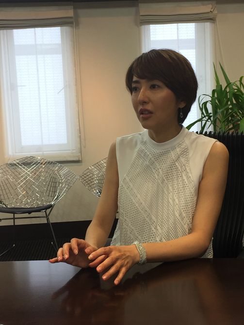 インタビューに答える藤森香衣さん
