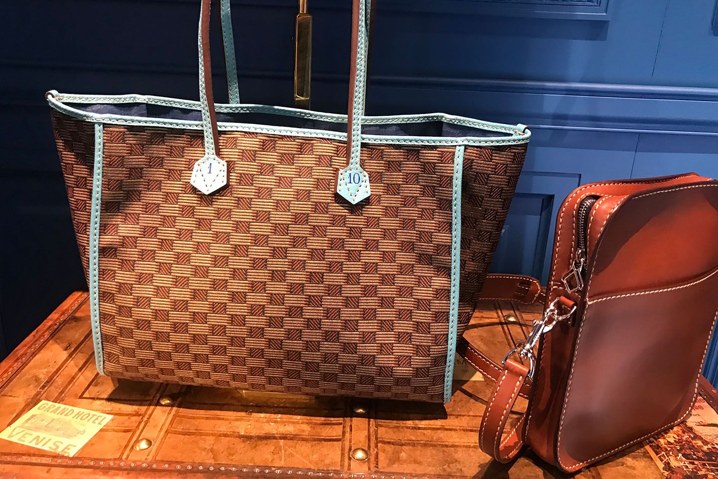 格子柄のトワルにシエルブルーのレザーのトリム。上品でおしゃれなトートです。
