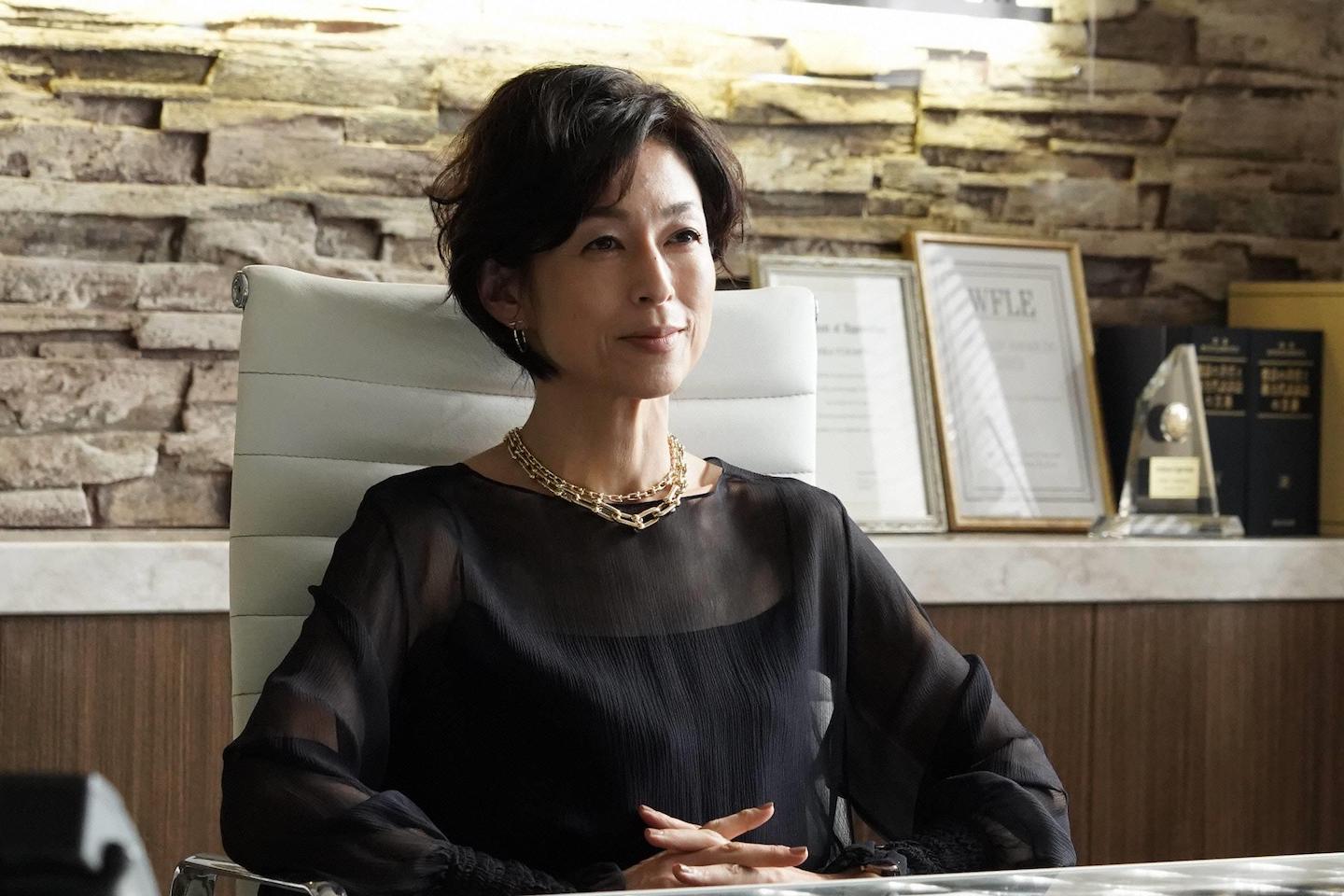 凛とした大人のネイビー×黒の着こなし。