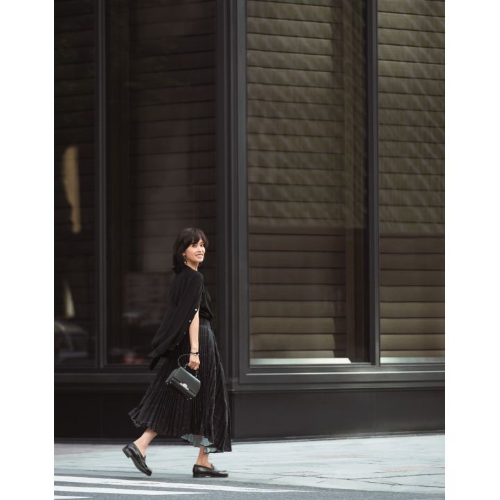 カットソー・カーディガン(スローン)、スカート(VINCE 表参道店)、ピアス·バングル·ブレスレット(ティファニー·アンド·カンパニー·ジャパン·インク)、バッグ(モワナ メゾン GINZA SIX)、靴(J.M. WESTON 青山店) 撮影/生田昌士(hannah) BY:『Precious9月号』小学館、2018年
