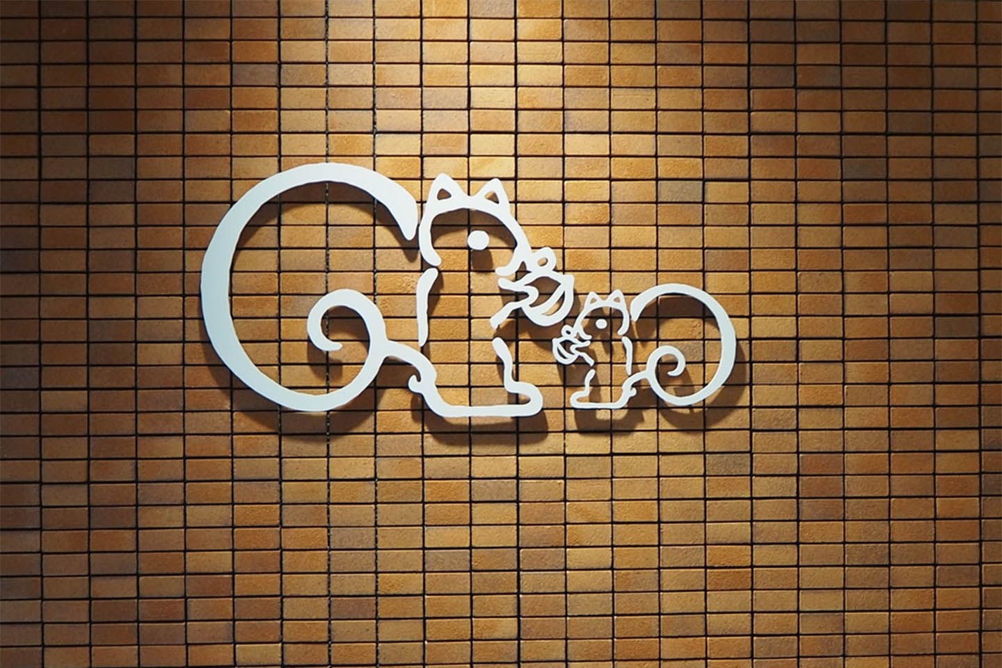 リスくんの手元には丸いクルミの実が描かれています。