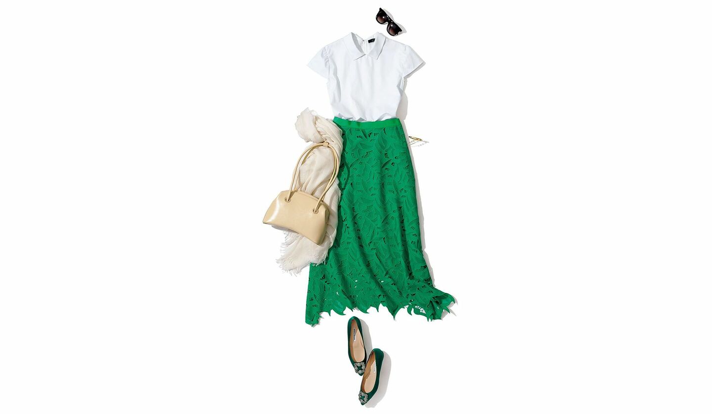 ユナイテッドアローズのグリーンスカートに白シャツを合わせたスタイル