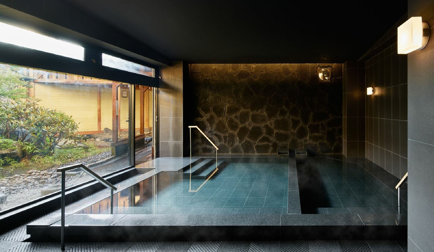 草津の温泉宿「昔心の宿 金みどり」の大浴場内湯