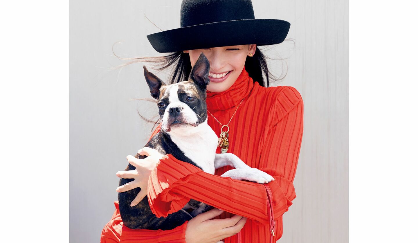 「セリーヌ」のウエアを着用したモデルの大政絢さんと犬モデルのおっくん