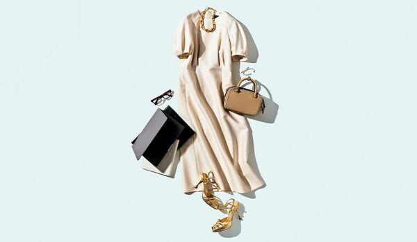 ほんのりとした光沢が上品な「MIKAKO NAKAMURA」のワンピース｜タックがパフスリーブを程よく抑えて大人の表情に