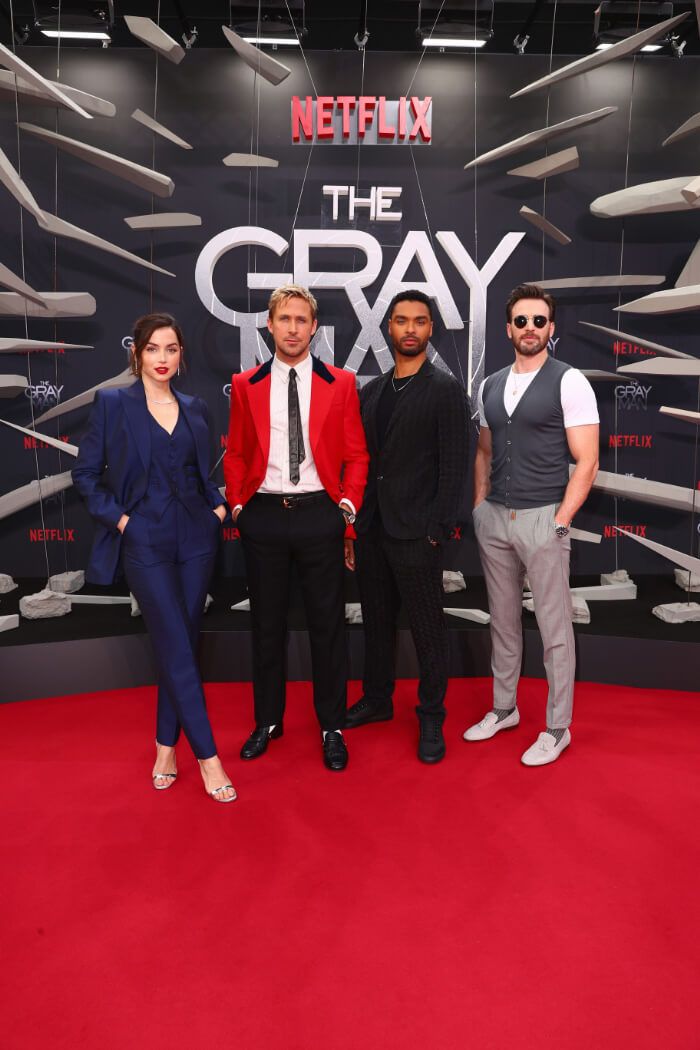 2022年7月 スペシャルスクリーニング。左から、アナ・デ・アルマス、ライアン・ゴスリング、レゲ＝ジャン・ペイジ、クリス・エヴァンス。