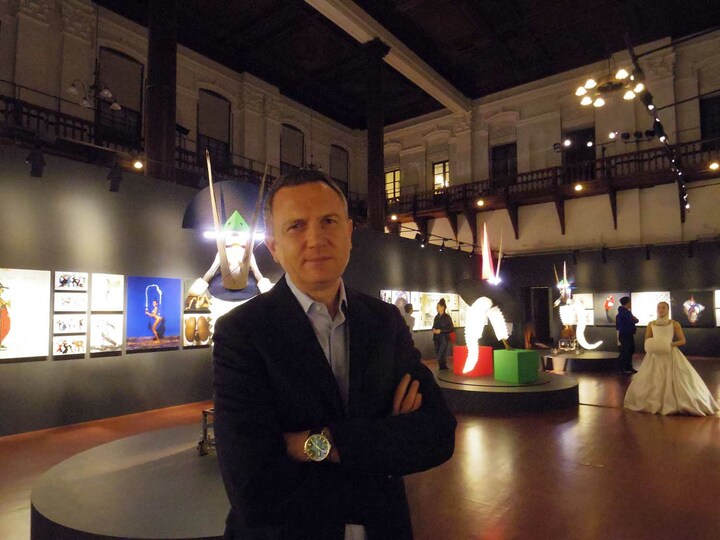 写真祭会場のひとつ、京都文化博物館、別館でインタビューに答える、ビー・エム・ダブリュー株式会社の代表取締役社長、ペーター・クロンシュナーブル氏。