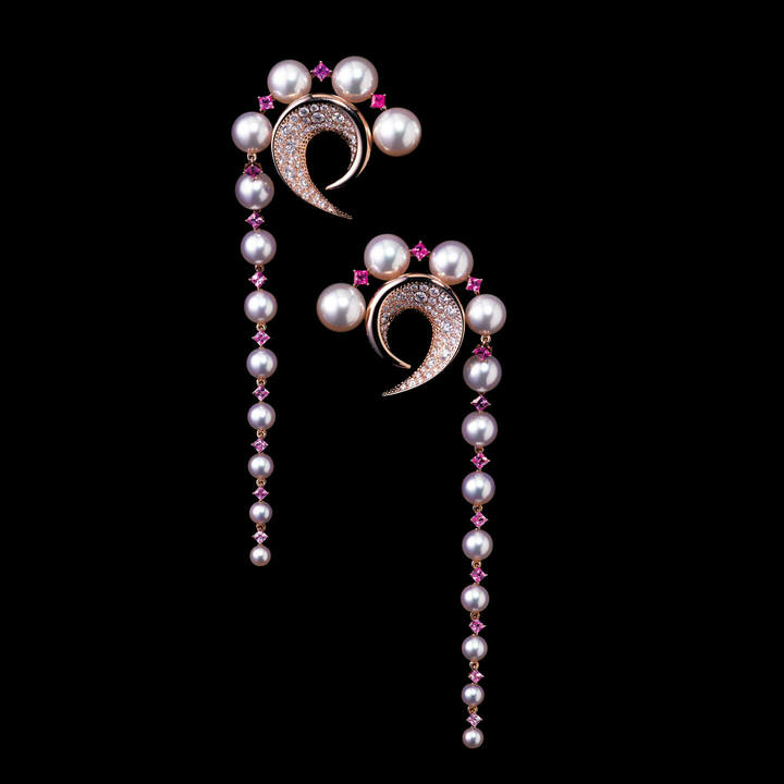 寄せては返す穏やかな波の煌きをイメージした、ファンタジックな世界観のハイジュエリー。ピアス『コーヴ』￥5,800,000［SAKURA ゴールド×あこや真珠×ダイヤモンド×ピンクサファイア］（TASAKI〈TASAKI Atelier〉）