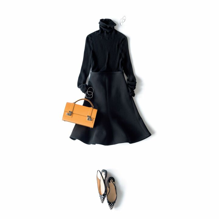 ニット￥36,000（ドゥロワー 丸の内店〈ドゥロワー〉）、スカート￥28,000（デザインワークス ドゥ•コート銀座店〈ダジリータ〉）、ピアス￥76,000（showroom SESSION〈ヒロタカ〉）、バングル［サークル］￥58,000 ・［スクエア］￥123,000（ウノアエレ ジャパン）、バッグ￥508,000（モワナ メゾン GINZA SIX）、靴￥97,000（クリスチャン ルブタン ジャパン）