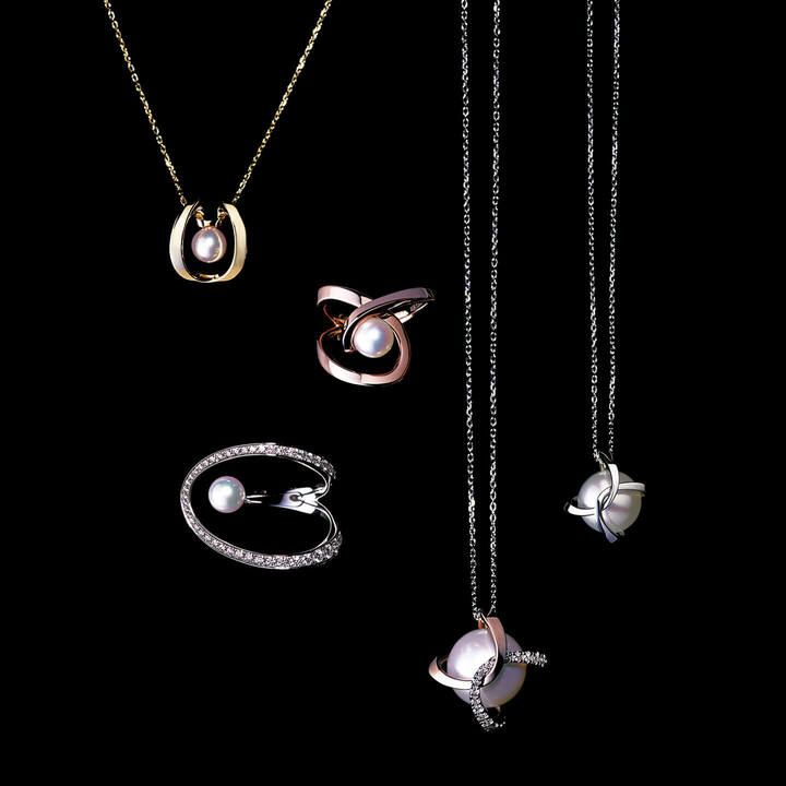 左上／ゴールドの立体的なカーブラインと中央で艶めくパールが、小ぶりながらも華やかな存在感を主張。ペンダント『オーロラ』￥178,000［イエローゴールド×あこや真珠］　左中／指先にモダンな表情を授ける、アシメトリーでオーガニックなライン。リング『オーロラ』￥220,000［SAKURA ゴールド×あこや真珠］　左下／軽やかな曲線と光沢で魅了。リング『オーロラ』￥650,000［ホワイトゴールド×あこや真珠×ダイヤモンド］　