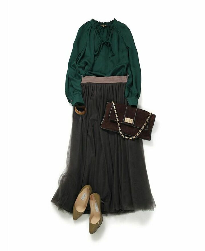 ディープグリーンのトップスコーデ