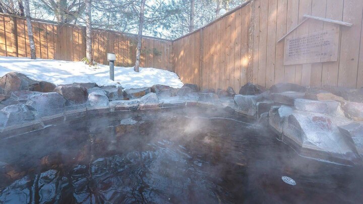 「ホテル タイト（HOTEL TAITO）」の冬の露天岩風呂。