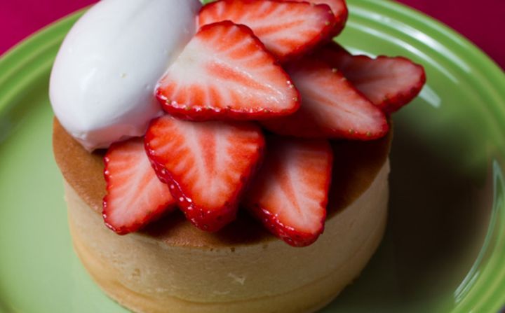 季節のフルーツが乗ったパンケーキ