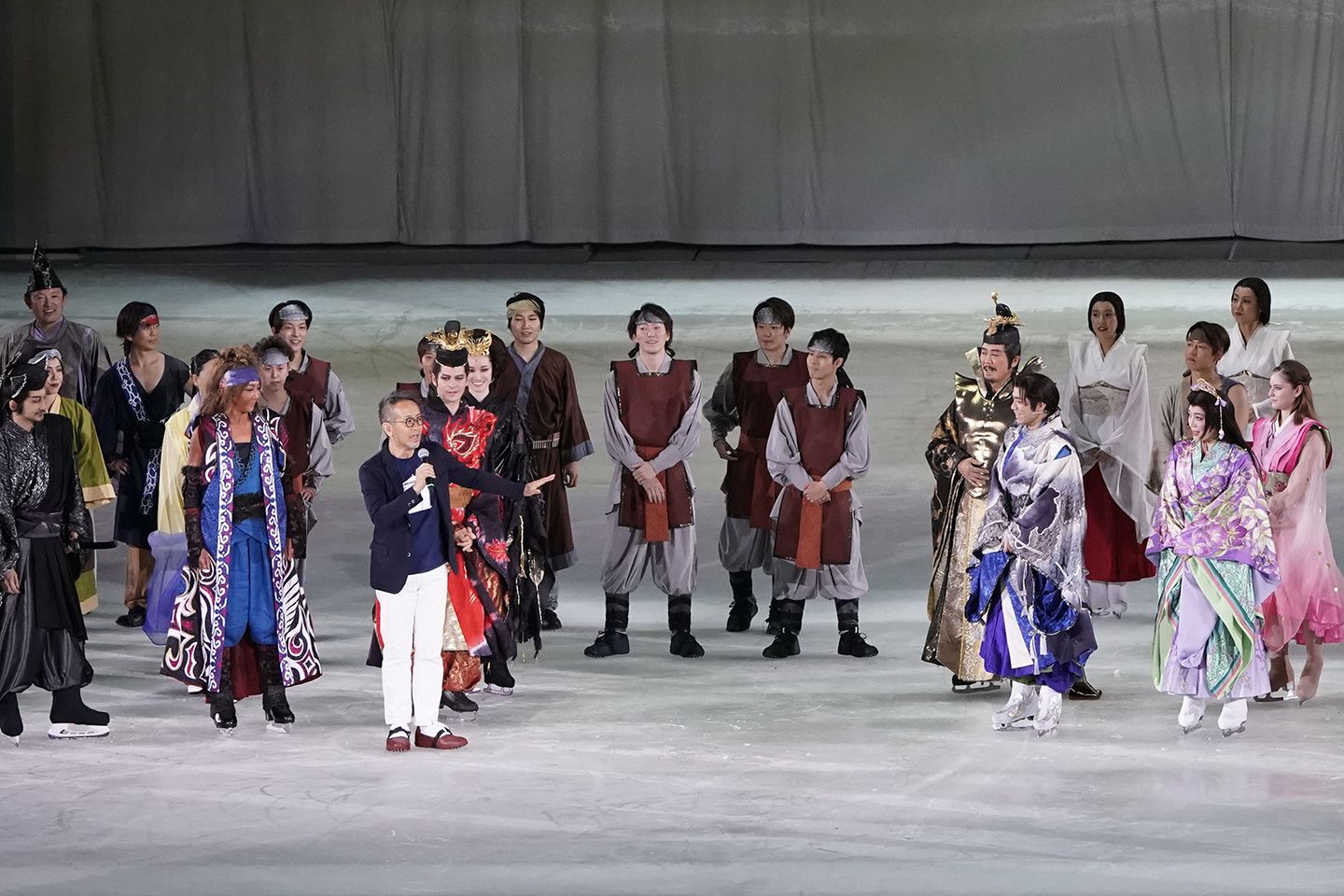 『氷艶 hyoen 2019』キャストと演出家の宮本亜門さん。(c)氷艶 hyoen 2019