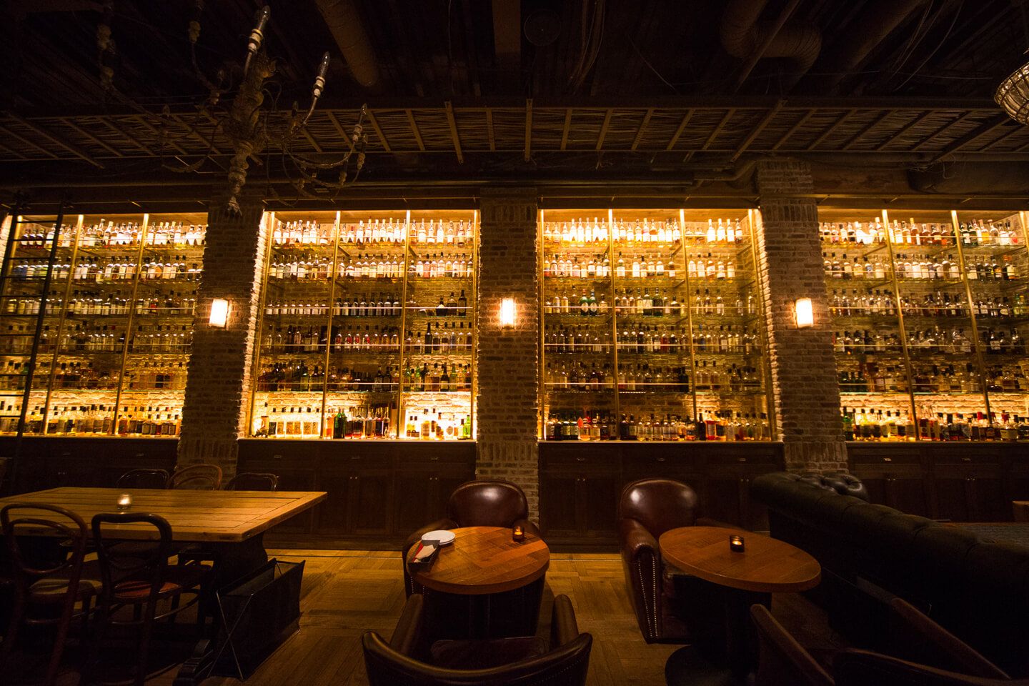 TOKYO Whisky Libraryの店内にずらりと並ぶウイスキーボトル