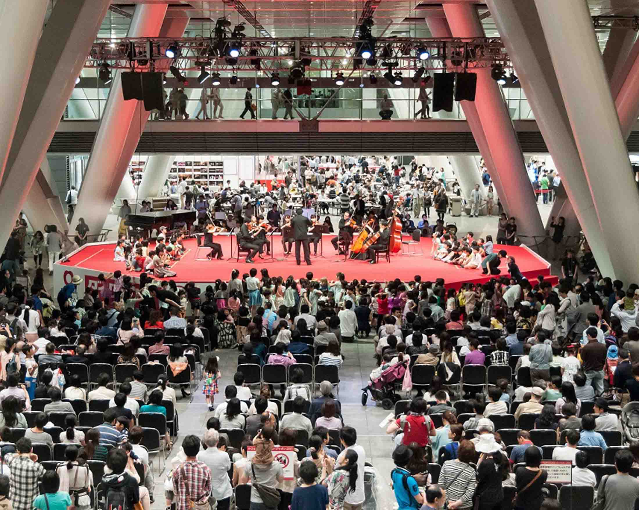 東京国際フォーラムの大小ホールだけでなく、オープンエアの会場でも、さまざまな音楽と親しむことができる。写真は昨年の同イベントの様子。©️teamMiura