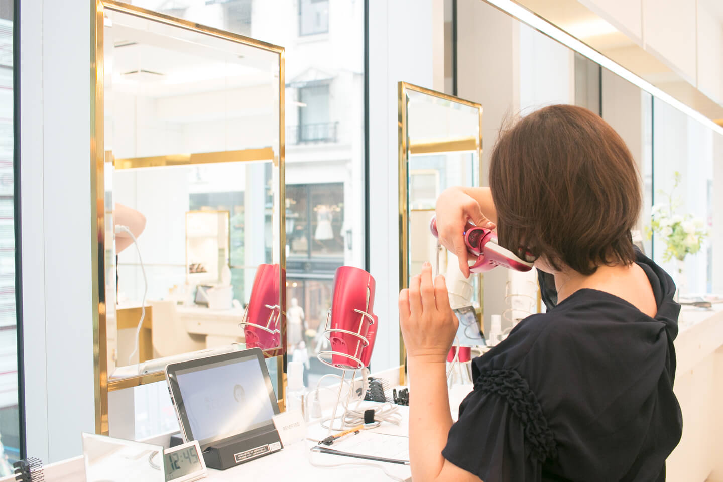 自宅でもPanasonic Beautyシリーズのドライヤー「ナノケア」を使っている筆者。この日は新製品のくるくるドライヤーで髪をはさんでブローできる「サロンブローブラシ」を初めて使ってみました