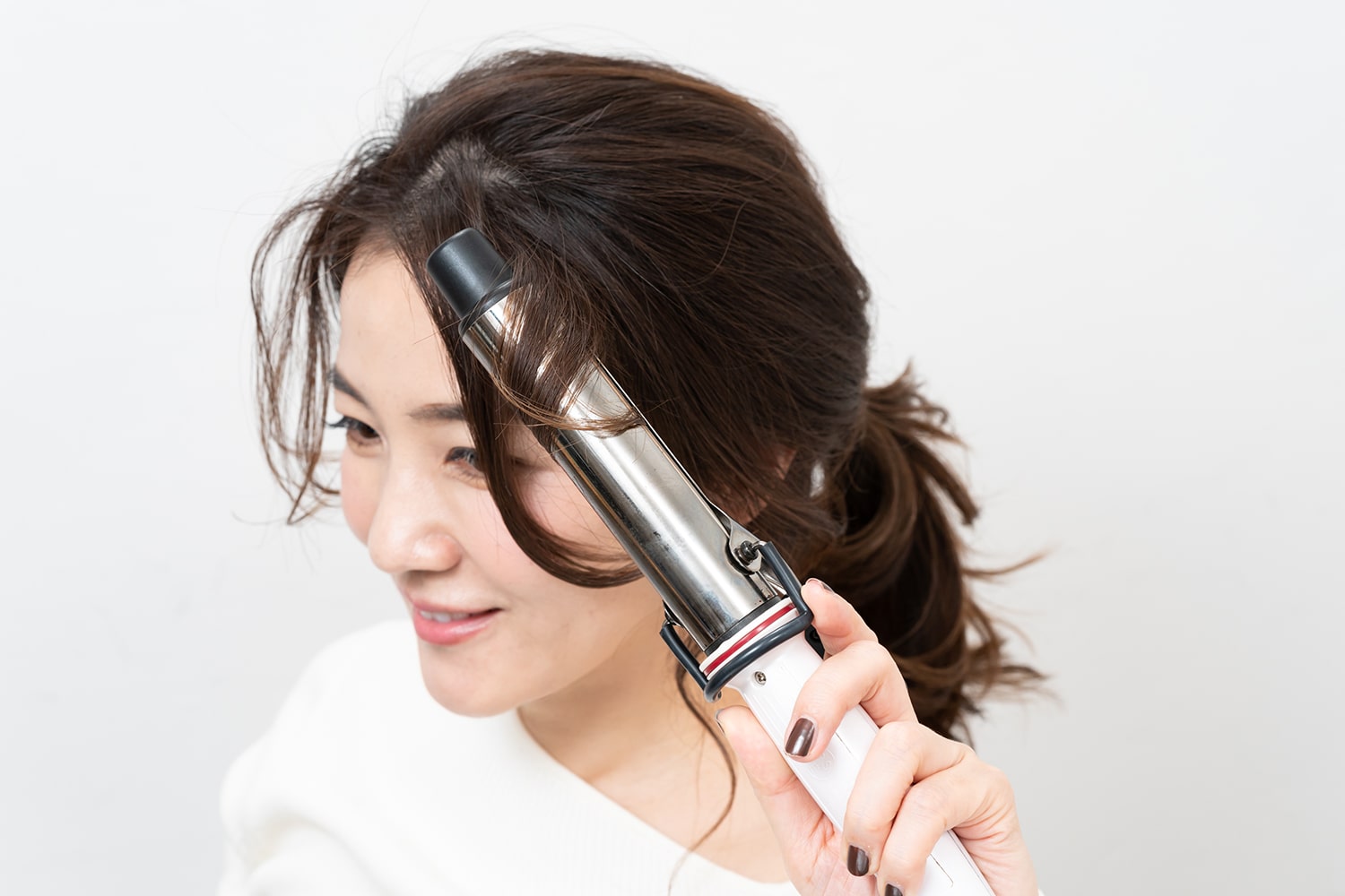 根元から巻き込むように中間まで外巻きにする。