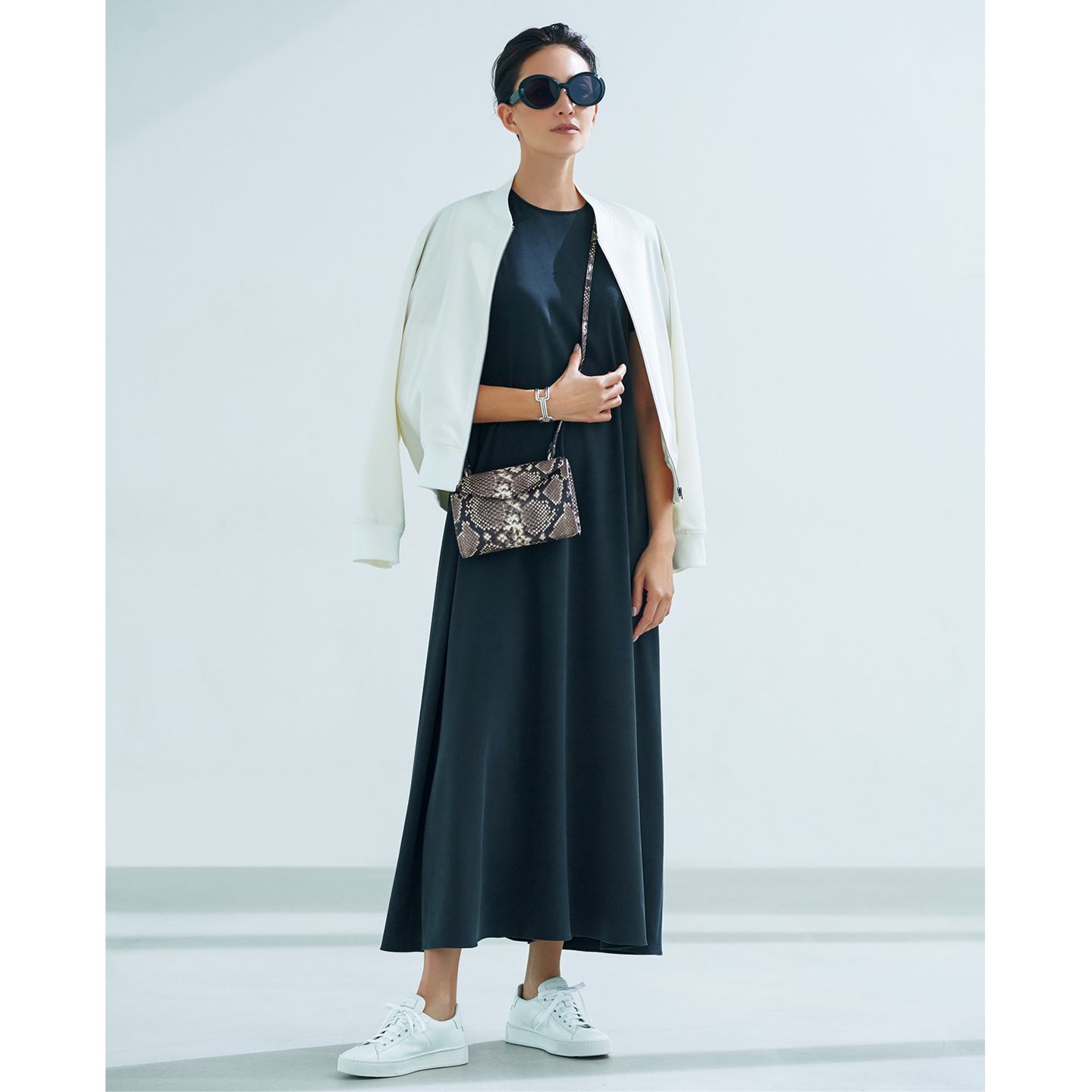 ワンピース¥49,000・ブルゾン¥46,000・Gianni Chiariniのバッグ¥26,200/店舗限定商品(Theory luxe)、サングラス¥32,000(DITA 青山本店〈クリスチャン ロス〉)、靴¥75,000(リエート〈サントーニ〉)、その他/私物