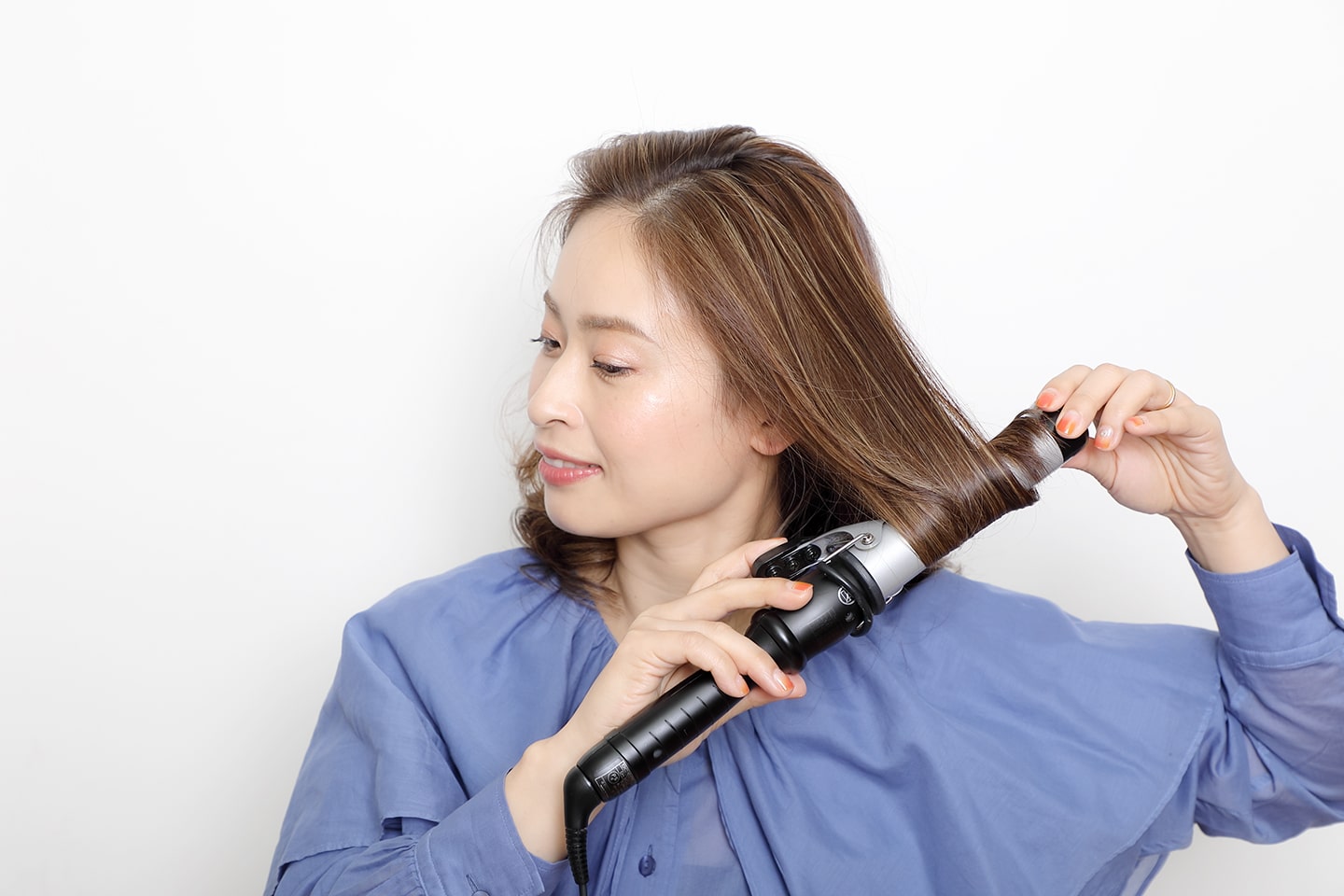 全体の毛先を巻く。毛先から平行に挟んで、1回転半の内巻きに。