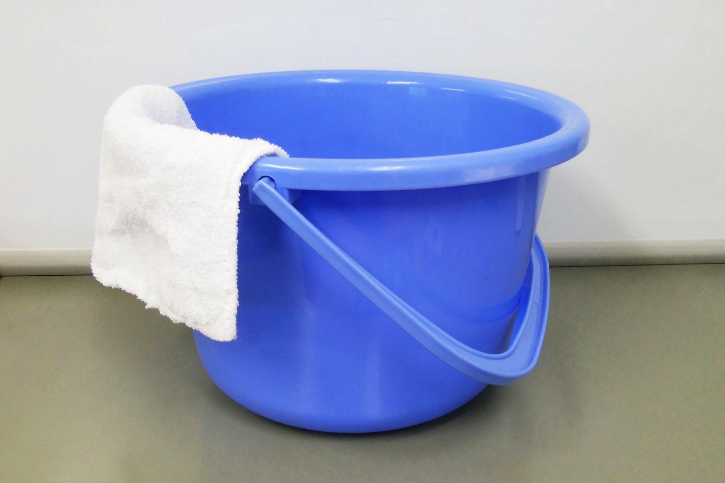 水拭きでかえって汚れやウイルスを拡げるおそれも…