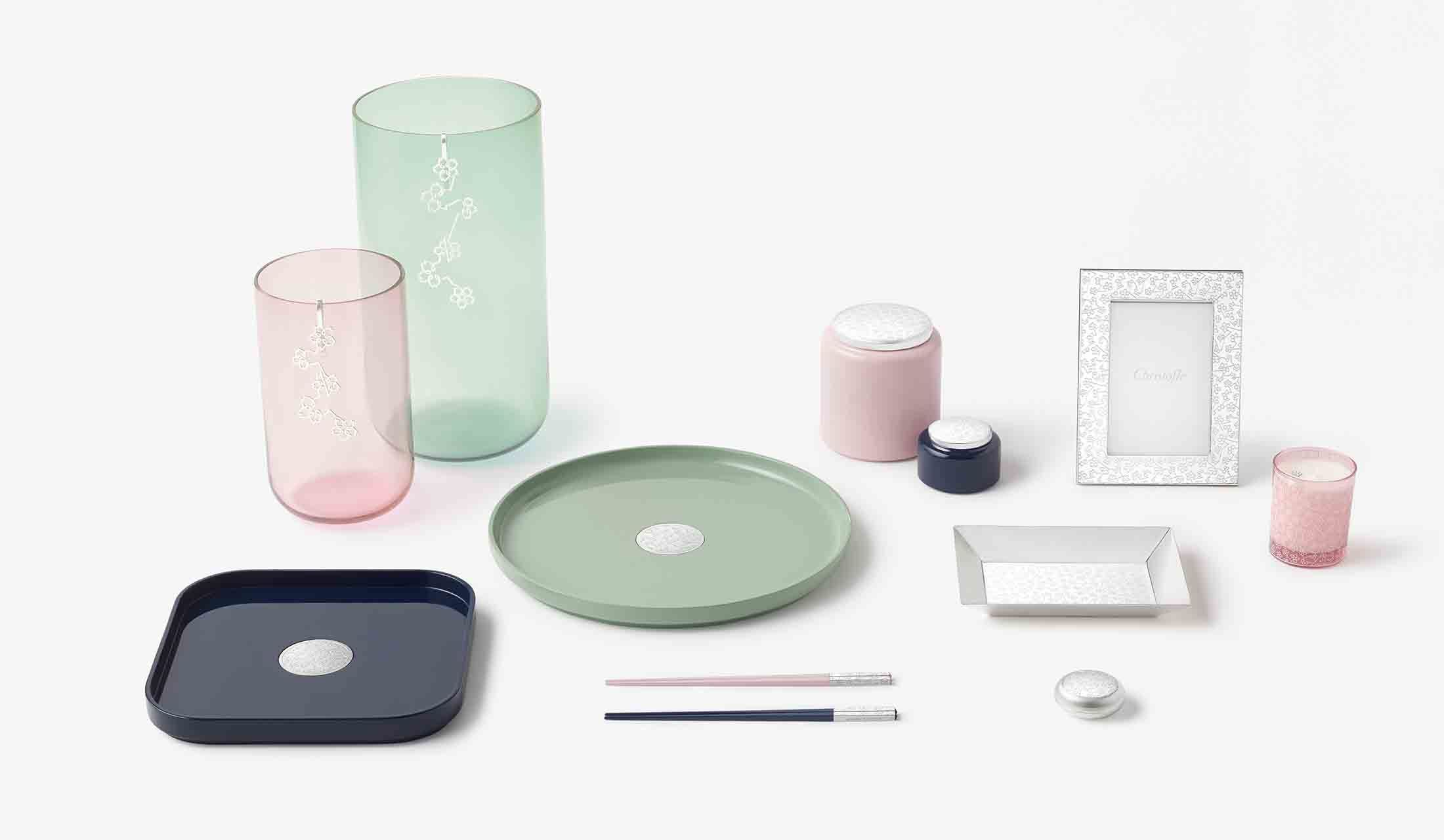 「コンステレーション」のアイテムは、どれも日本的な美を感じさせる一方で、シルバーのもつ品格が、手にする者の心を静かに刺激する。トレイやフラワー等に使えるベース、ボックス、キャンドル、フォトフレームなどが揃う。¥8,800〜¥71,500(お箸は参考商品です)