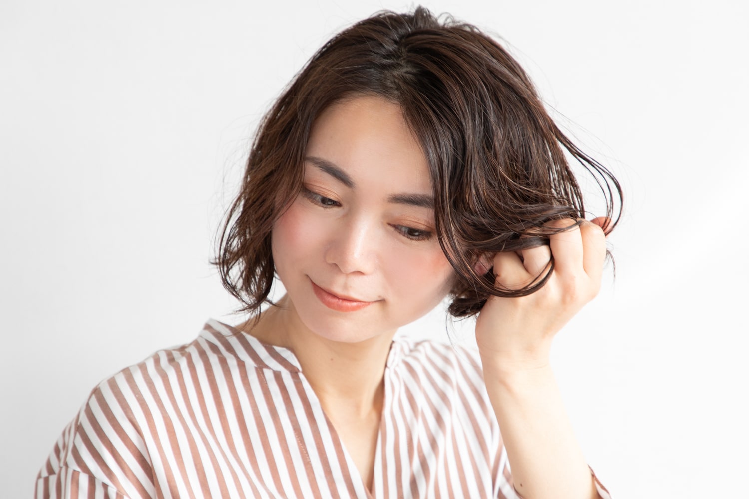 髪に水分が残った状態で、ノンシリコンのオイルを2プッシュ手のひらにとり、毛先にもみこむ。