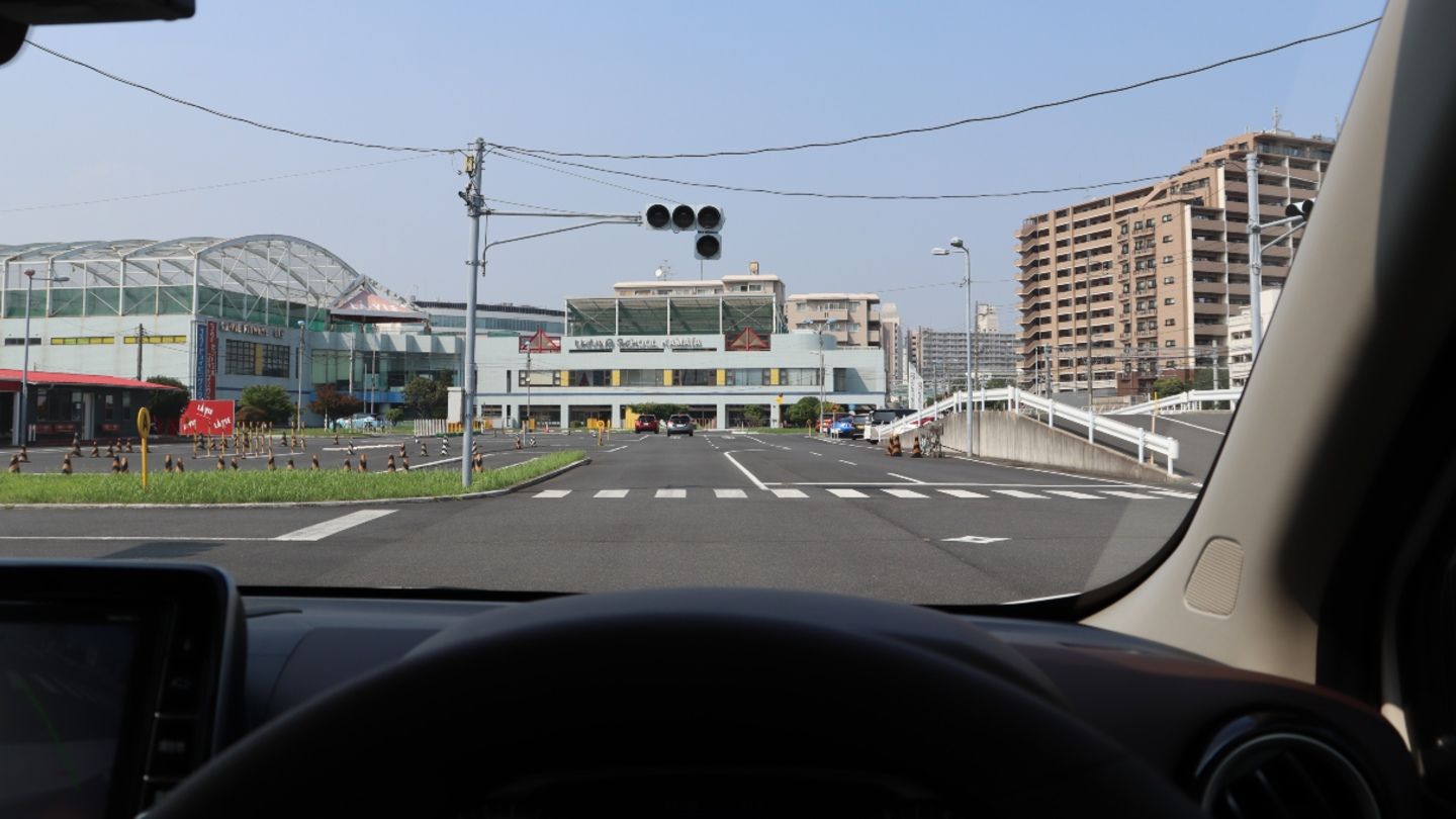 運転席からの眺め。30℃超えていたので、エアコンの風が気持ち良かったです。ちなみに、このガラスはUVカットらしいです。