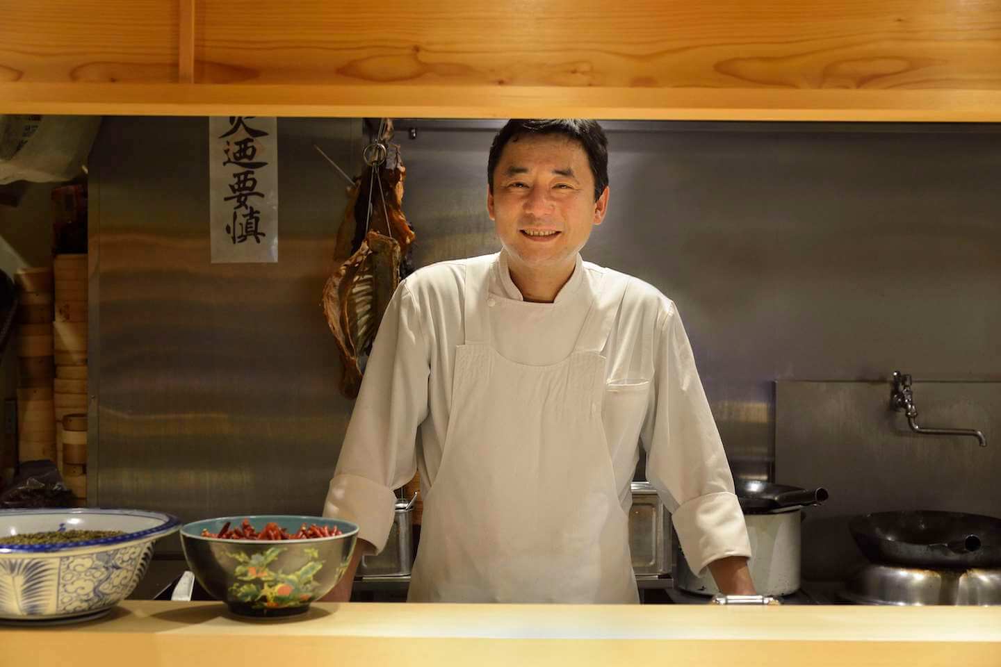 「龍眉虎ノ尾」2代目料理長の長谷川さん。実家のラーメン店を継ぐはずが、修業先の中国料理店でその奥深さに魅せられて進路を変更。特に乾物を戻す技術や調味料の扱いに感銘を受け、それを習得することが楽しくてどんどんのめりこんでいったそう。