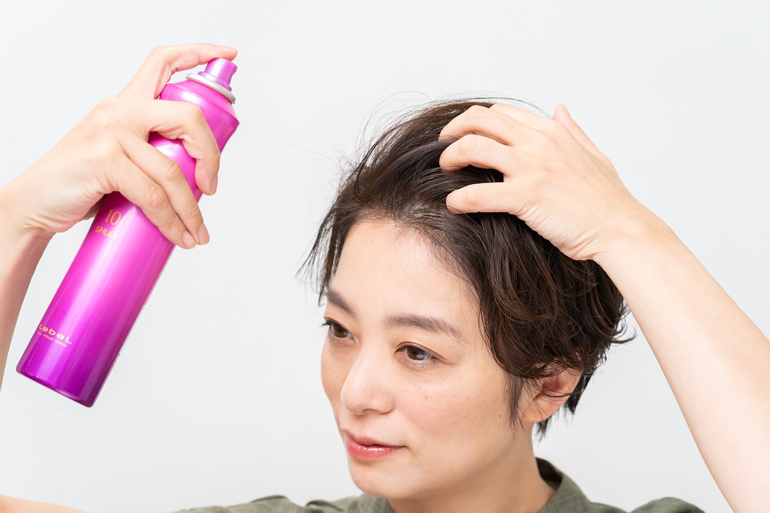 手ぐしで根元を起こした部分にスプレーする。