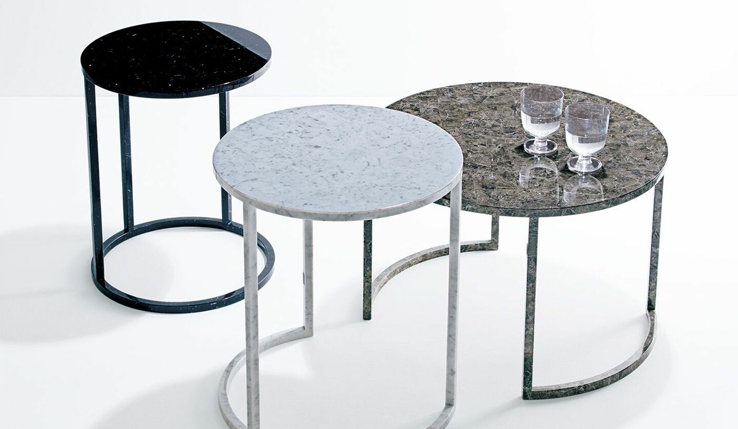 「バイ インテリアズ」の大理石のサイドテーブル