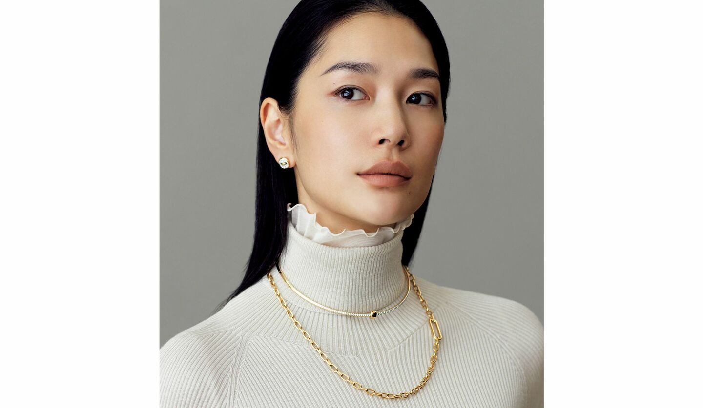 シアータートルにリブタートルをレイヤードしたモデルの大塚まゆかさん