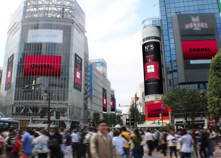 大型スクリーンに映像が流れるQ-FRONT側
