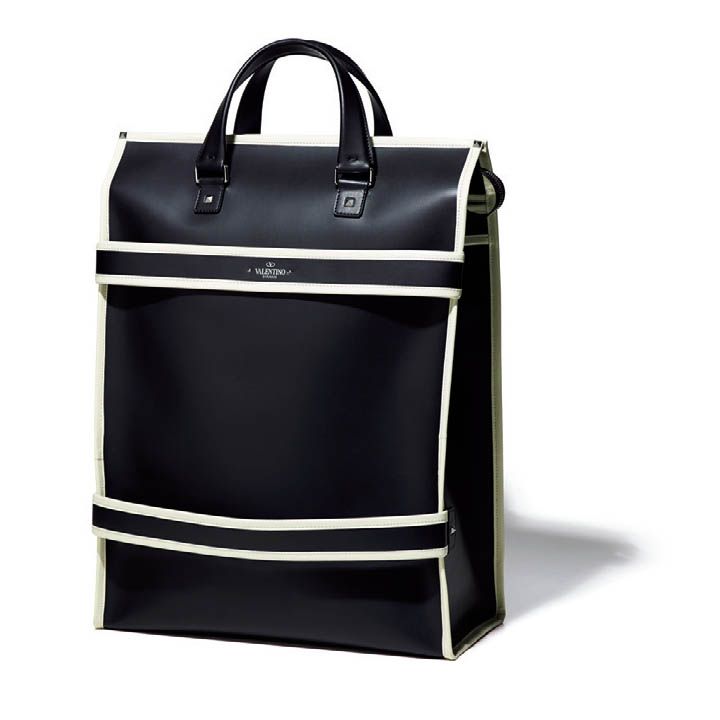 バッグ（ポーチ付き）［ 縦52×横37×マチ20cm］￥187,000（ヴァレンティノ ジャパン〈ヴァレンティノ ガラヴァーニ〉）