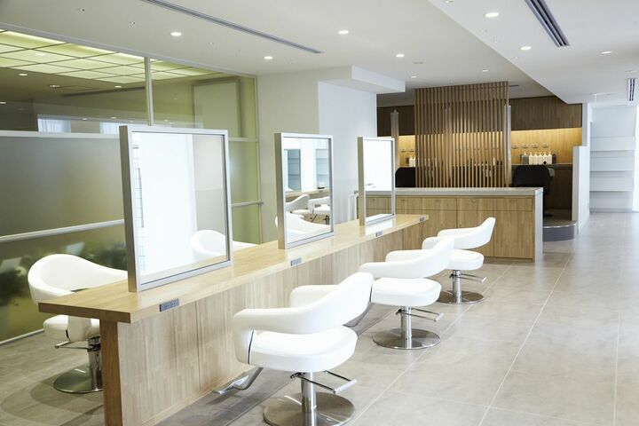 ヘアのみならネイル、ヘッドスパ、アイラッシュ、フェイシャルエステ…トータルでビューティ提案を。ゆったりとした席でリラックスした時間を過ごせる大人のためのサロン。
