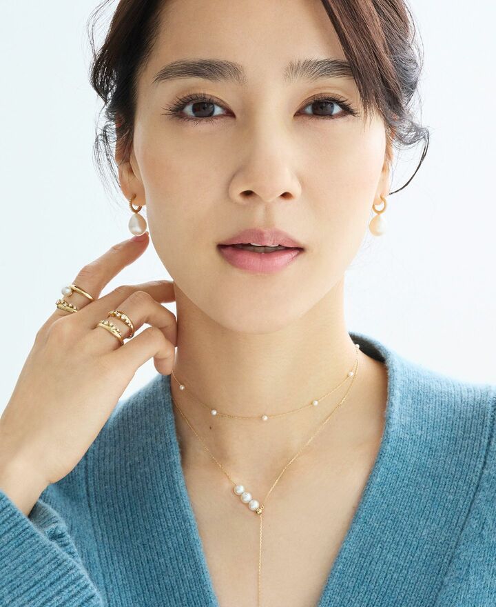 『シーオブビューティ』コレクション ネックレス上から／［YG×パール］￥143,000・［YG×パール］￥209,000・ピアス［YG×DIA×パール］￥385,000・リング人差し指［YG×DIA×パール］￥726,000・薬指［YG×DIA×パール］￥858,000（リトルリーグ インク〈ミズキ〉）　ニット￥75,900（リトルリーグ インク〈デミリー〉）