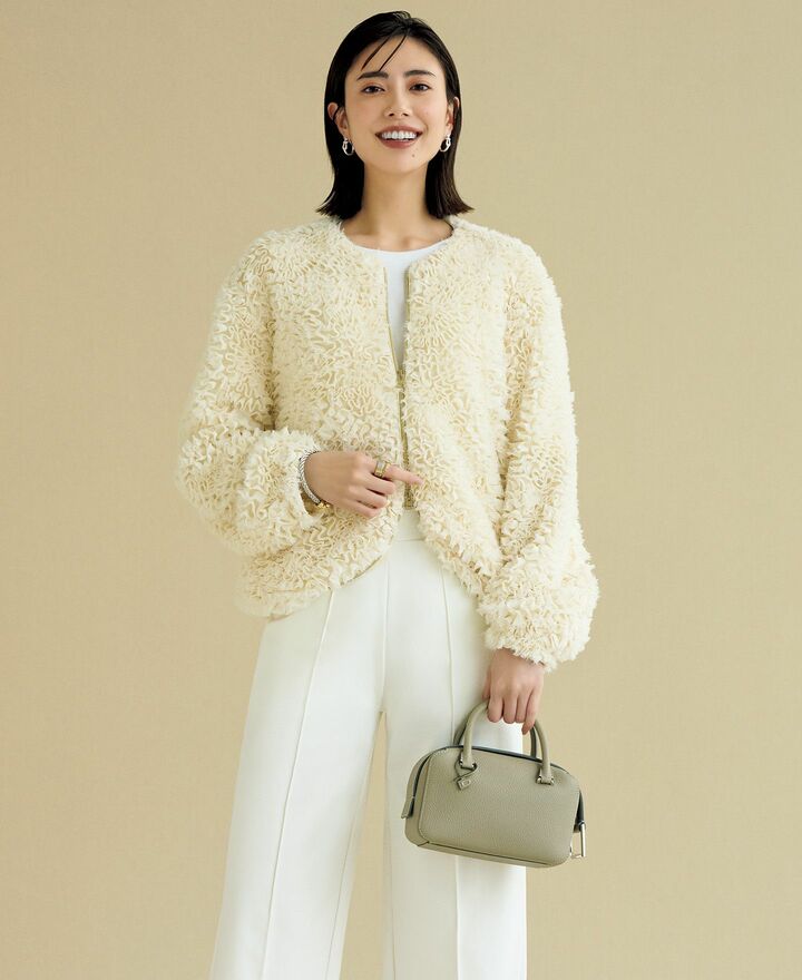 ヘルノのアウターを着用したモデルの土屋巴瑞季さん