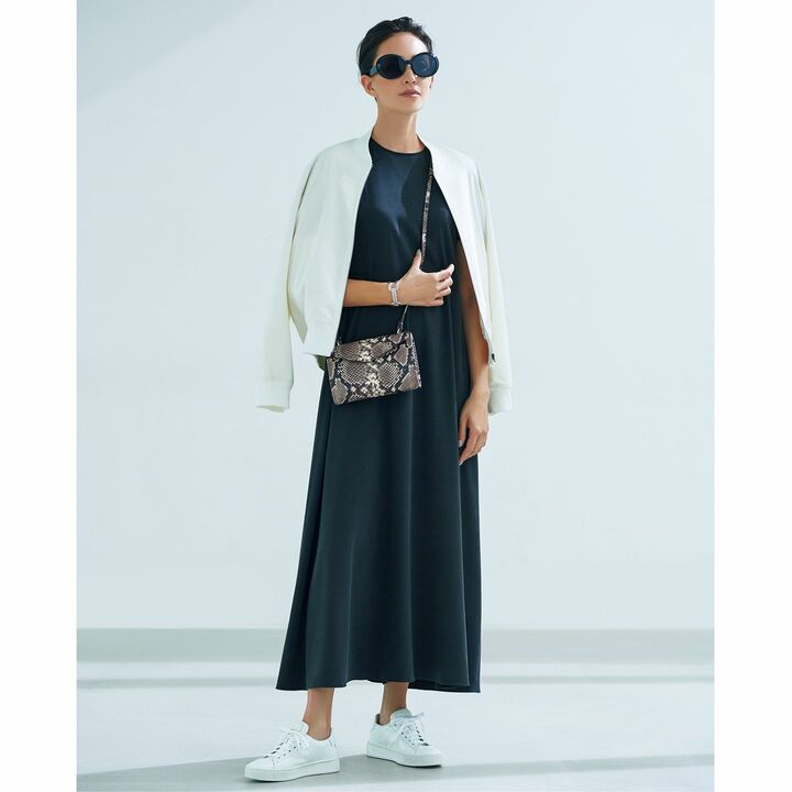 ワンピース¥49,000・ブルゾン¥46,000・Gianni Chiariniのバッグ¥26,200/店舗限定商品(Theory luxe)、サングラス¥32,000(DITA 青山本店〈クリスチャン ロス〉)、靴¥75,000(リエート〈サントーニ〉)、その他/私物