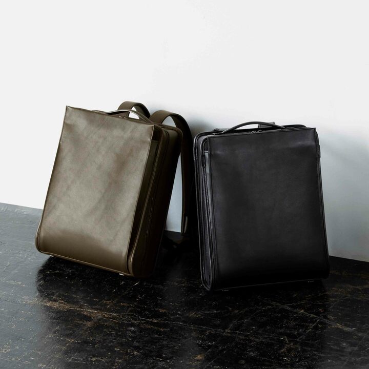 「ヴァイノ ミディアムスクエアバックパック」［縦39×横29×マチ13cm］各￥92,400