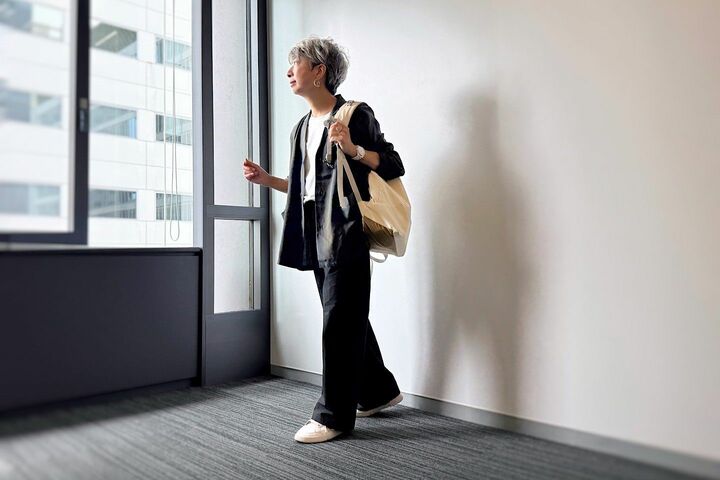 ジャケット_1,ワイドパンツ_1,Tシャツ_1,時計_1,バッグ_1,靴_1,スニーカー_1,ピアス_1,ホワイト_1