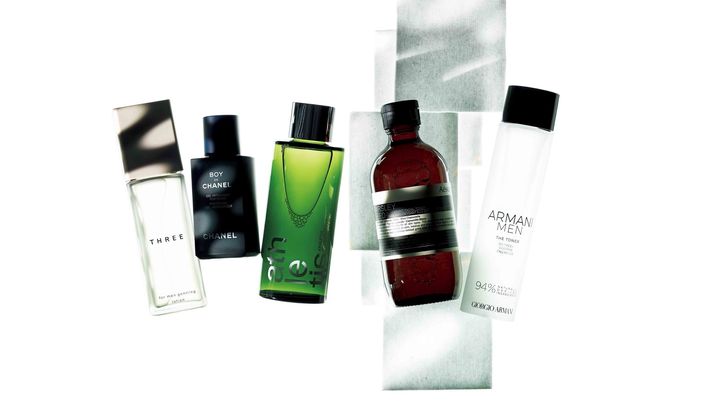 せる。ラベンダーとミントをベースにしたハーブガーデンのような香りと涼感で、フレッシュさも抜群。ガラスボトルのパッケージがお洒落。athletia アスレティア コアバランス トーニングローション 150ml・水分不足の肌を活気づける、ジェルタイプの保湿液。カミソリ負けによる肌のつっぱり感を半減させるほか、髭の上からつけてもべたつかない仕様。爽快感を高めるほのかで優雅なグリーンの香り。シャネル ボーイ ドゥ シャネル ジェル モイスチャライザー 50ml・べたつくのに乾燥する、突然吹き出物ができる、といった男性特有のアンバランスな肌を植物のカクテルエキスが心地よく整え、ハリをもたらす。ハーブをブレンドしたような香りは深呼吸したくなる心地よさ。THREE フォー・メン ジェントリング ローション 100ml・洗顔で落としきれなかった汚れや皮脂を取り除き、穏やかに引き締める。コットン併用で、洗顔後の肌を優しく拭き取るのがおすすめ。イソップ アンチ オキシダント トナー 200ml、無農薬有機栽培の綿花を100%使用した大判コットン。ヴェレダ オーガニックコットン[8×10cm]60枚入り・ビタミンカクテルが肌に素早くなじみ、植物エキスが肌をキュッと引き締める化粧水。みずみずしいテクスチャーが気持ちいい。洗面台に置いてもサマになるスタイリッシュなデザインはさすが。ジョルジオ アルマーニ ビューティ アルマーニ メン ローション 100ml