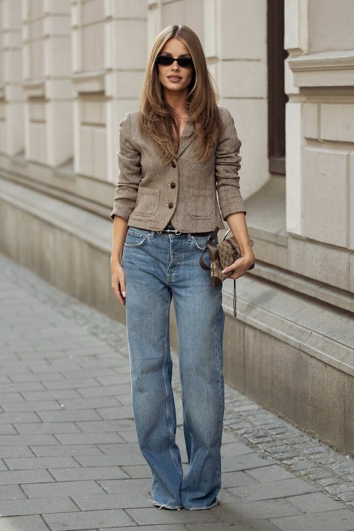 ジャケットの袖を捲り上げて華奢な手首を強調し、スタイルアップ効果を上乗せ。