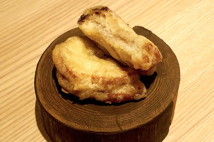 牛乳に浸したパンにアンチョビ、モッツァレラチーズを挟み、ビール衣で揚げた『モッツァレラ インカロッツォ』