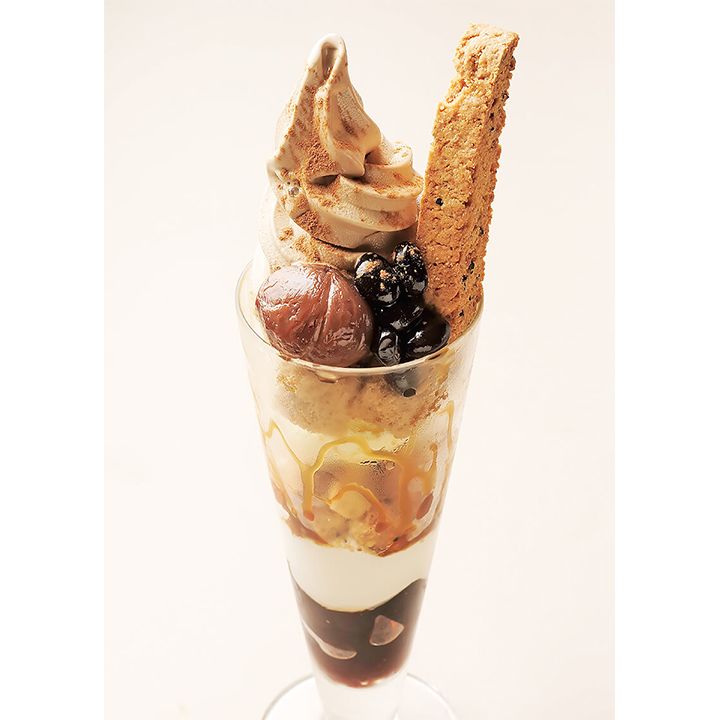 黒豆きな粉のビスコッティ、コーヒーゼリーにシフォン、カプチーノ味のソフトクリーム。珈琲屋が作る、コーヒーづくしのパフェ「自慢のカプチーノパフェ」