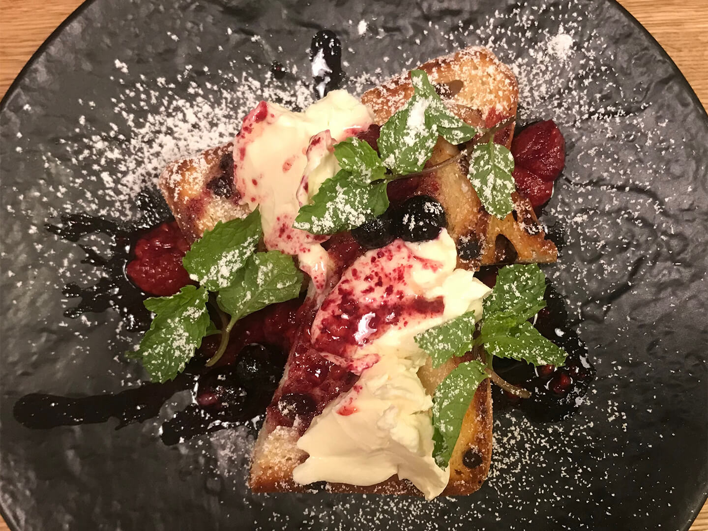 「ミックスベリーとクリームチーズのあずきパン」