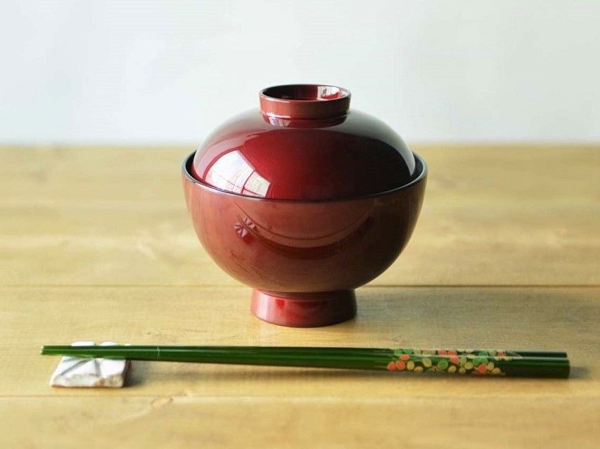 現代的なダイニングにも合う「玉虫塗」のお椀と箸