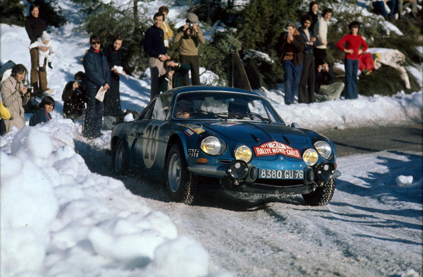 1973年、モンテカルロ・ラリーでの「旧A110」。雪のアルプスを自在に走り抜け、伝説をつくった。