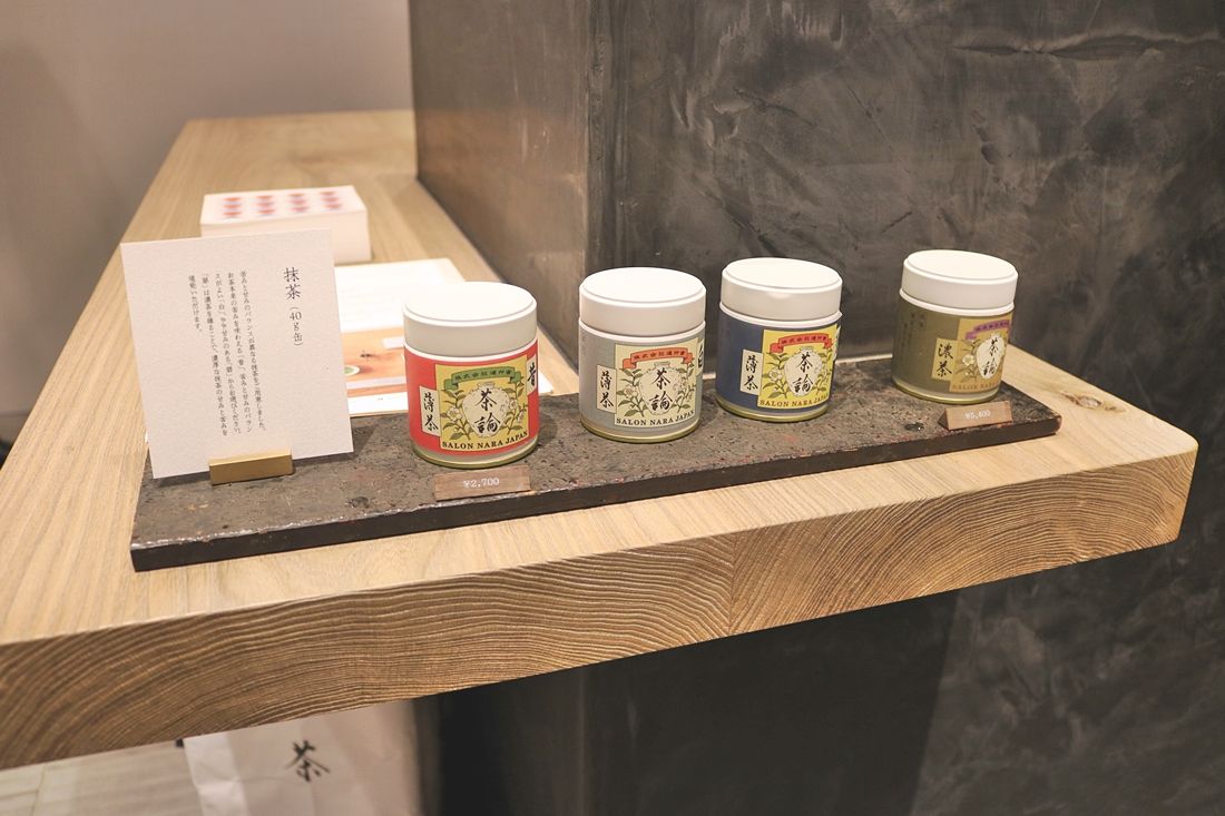 思わず手に取りたくなる可愛らしいパッケージ。薄茶が3種と濃茶が1種、販売されています。